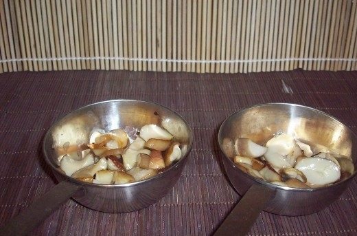 1. Этап. Жюльен из кальмаров с грибами: Потушите грибы до полной готовности на растительном масле. Затем сложите в формочки для выпекания.