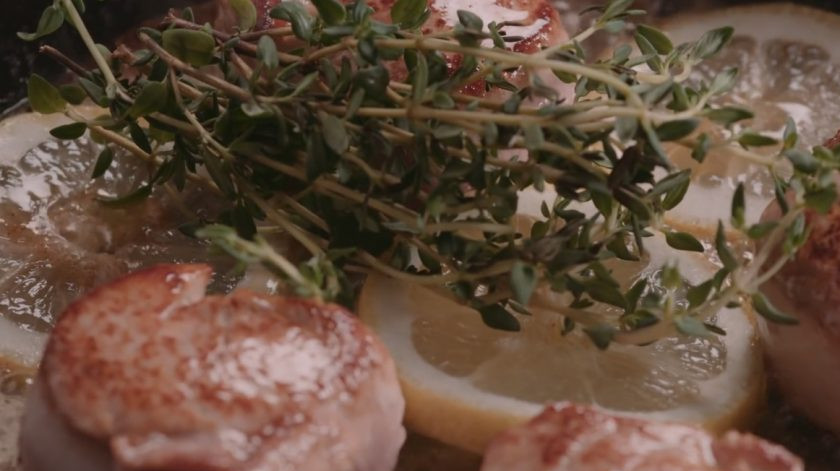 1. Этап. Медальон из свинины: Добавьте лимон, тимьян, соль и перец. Продолжайте жарить до появления корочки, пока мясо не станет мягким.