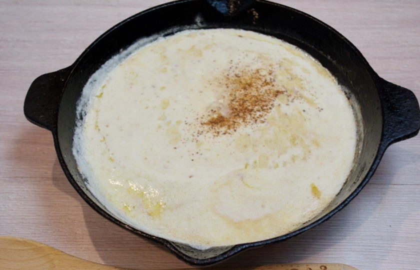 1. Этап. Свинина кусочками в соусе: Смешайте 150 мл сметаны с 0,5 стаканами молока. Влейте сметанную массу в мучную смесь. Быстро размешивая, доведите массу до загустения. Добавьте соли, немного молотого мускатного ореха.