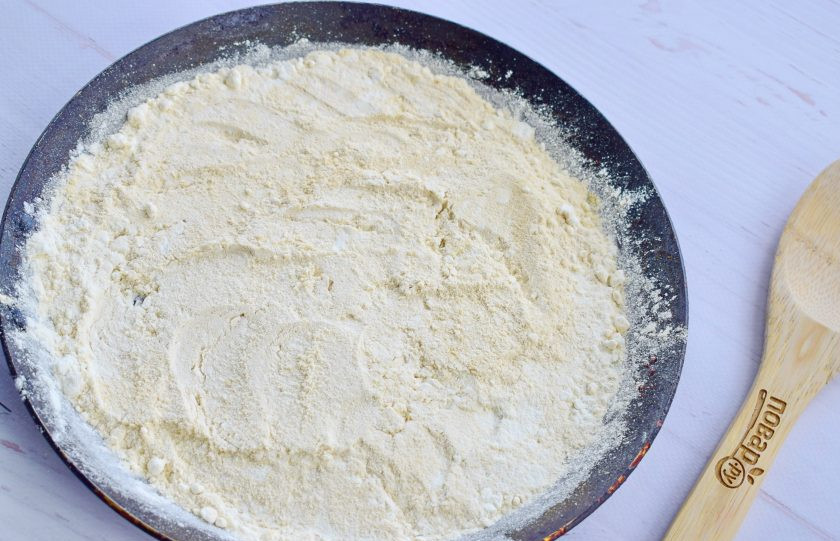 1. Этап. Халва: 5. Муку обжарьте медленном огне на сухой сковороде до появления орехового запаха и бежевого цвета. Помешивайте лопаткой.