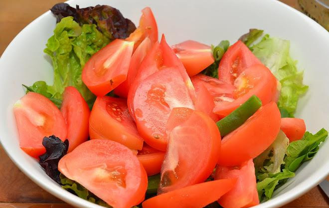 1. Этап. Салат с фисташками: Кладем в блюдо фасоль и нарезанные дольками помидоры.