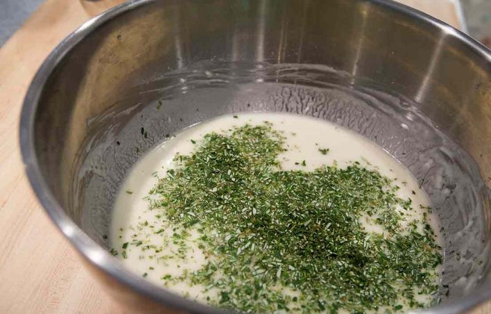 1. Этап. Итальянская фокачча с розмарином: 4. Измельчите свежий розмарин и выложите в миску с тестом.