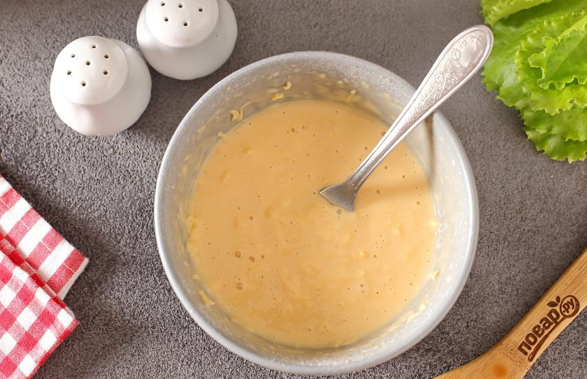 1. Этап. Баклажаны-бургеры: Для кляра взбейте яйца с мукой, добиваясь нужной консистенции (чуть жиже, чем для оладий). Добавьте соль по вкусу и тертый на мелкой терке сыр. Перемешайте. Готово!