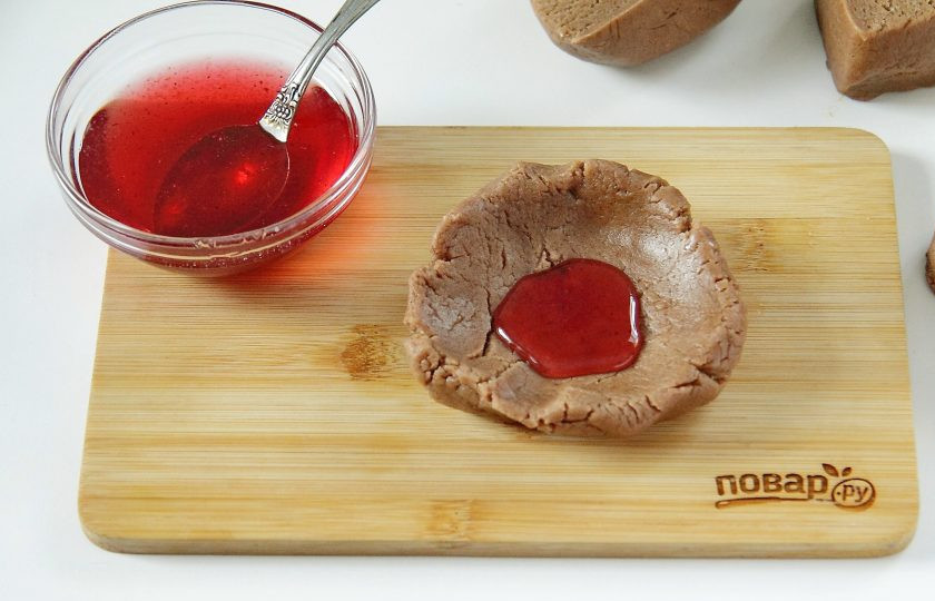 1. Этап. Шоколадное печенье с джемом: В середину положите небольшую порцию джема.