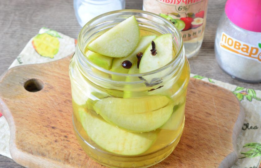 1. Этап. Маринованные яблоки на зиму без стерилизации: Залейте яблоки горячим маринадом.