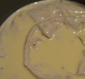 1. Этап. Пирог из лаваша с кефиром: 4. Яйца взбиваем с кефиром до однородности. Заливаем наш пирог и ждем, пока смесь немного впитается. Далее выпекаем в режиме 