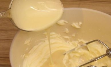 1. Этап. Торт Подарок: И готовим крем под мастику. Взбиваем мягкое сливочное масло в пену, добавляем сгущенку. Взбиваем минут 5 до получения пышной однородной массы.