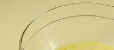 1. Этап. Фриттата в мультиварке: Добавляем в яичную смесь мелко натёртый сыр, перемешиваем.