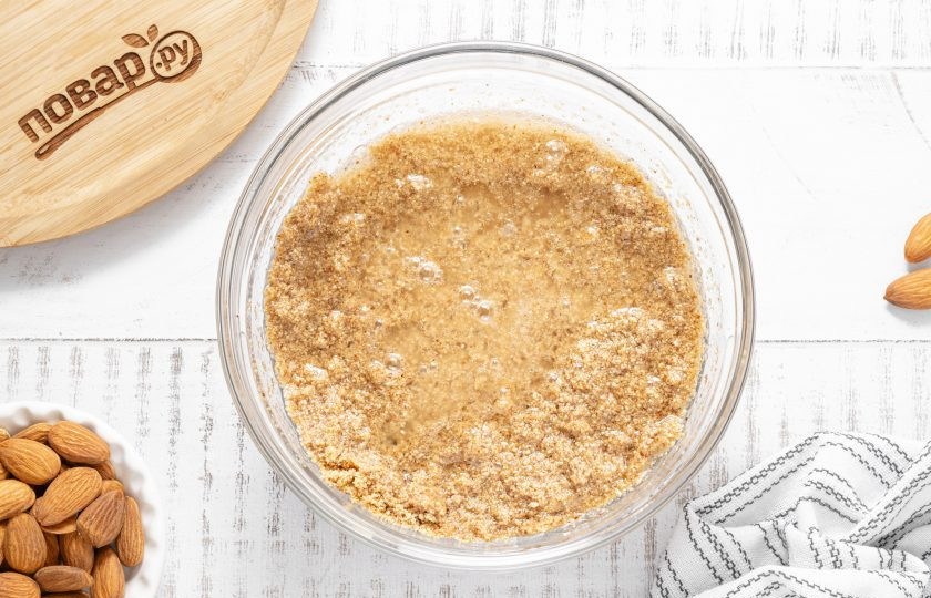 1. Этап. Ореховая халва: Получившийся сладкий сироп с маслом добавьте к измельченным орехам с мукой.