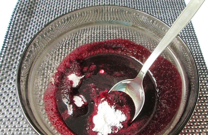 1. Этап. Чизкейк со свежими ягодами: 6. К перетертой чернике всыпаю смесь сахара и крахмала, перемешиваю.