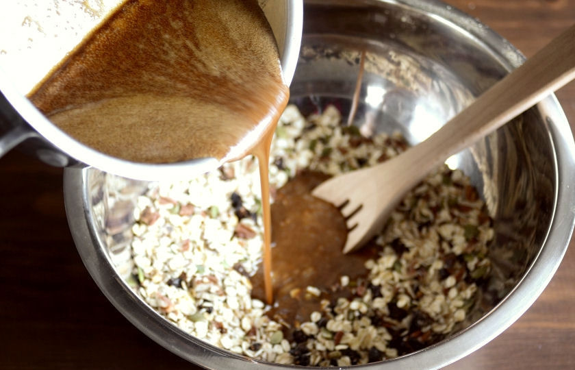 1. Этап. Фитнесс-батончики: 5. Растопленную смесь влейте к орехам и овсяным хлопьям. Тщательно перемешайте.