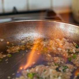 1. Этап. Паштет из куриной печенки: 5. В конце жарки лука с чесноком и тимьяном влейте коньяка. Перемешайте, потомите минутку-две и снимите с огня.