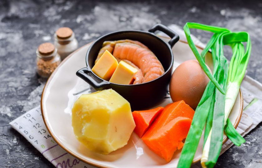 1. Этап. Салат Мимоза с красной рыбой: Подготовьте все ингредиенты.