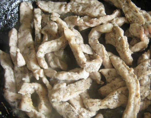 1. Этап. Свинина в сметане на сковороде: 1. Мясо нарезаем тонкими длинными ломтиками. Обжарим на сливочном масле в специях. Вынимаем мясо и выкладываем пока в миску.