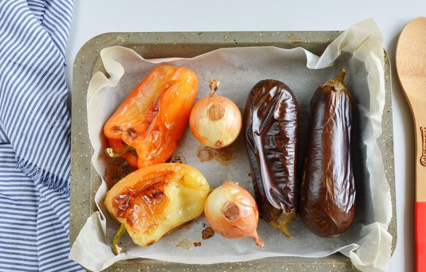 1. Этап. Эскаливада: После запекания, чтобы кожица хорошо отходила от мякоти, выложите овощи в пакет до полного остывания. Снимите кожицу с овощей.