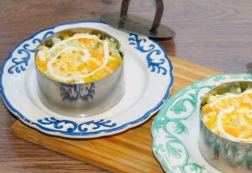 1. Этап. Слоеный салат с авокадо, тунцом, черри: 13. Следующий слой желток (присолить) + майонез.