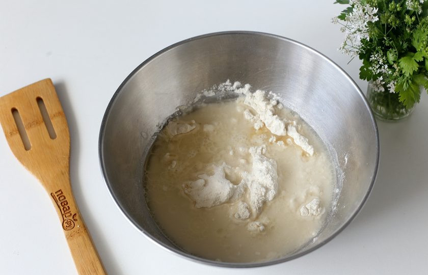 1. Этап. Кутабы с творогом и зеленью: В глубокой миске соедините муку, воду, масло и соль.