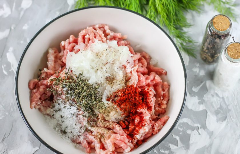 1. Этап. Кийма шашлык: В фарш из жирной баранины натрите на терке с мелкими ячейками очищенный и промытый репчатый лук. По желанию его можно измельчить с мясом в мясорубке. Добавьте сразу же соль, молотый черный перец, молотый красный перец, сладкую паприку и сушеный тимьян. Последнюю приправу можно добавлять по желанию, но с ней вкус шашлыка будет звучать гораздо ярче!