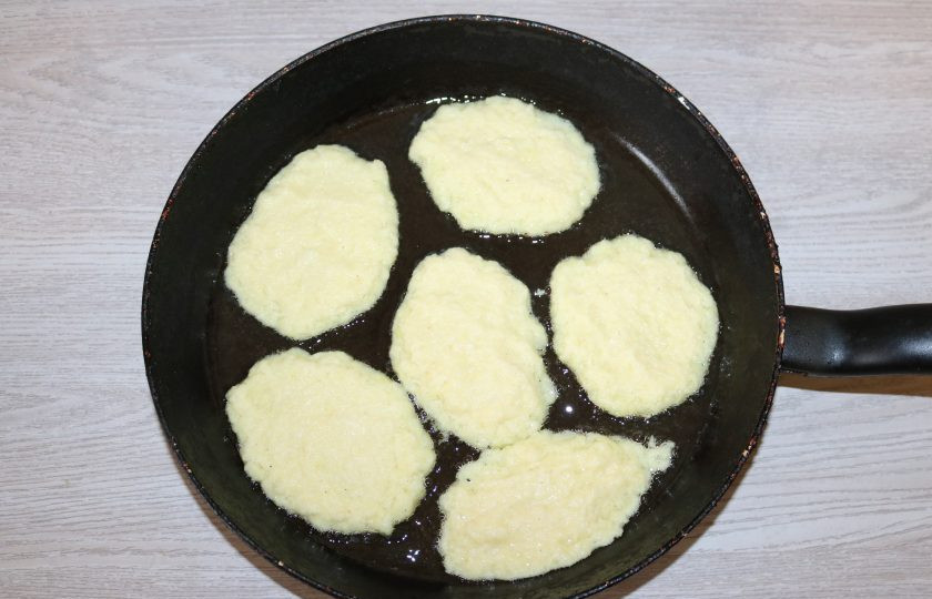 1. Этап. Драники на сметане: Разогрейте сковороду, добавьте масло. Ложкой выкладывайте драники на сковороду.
