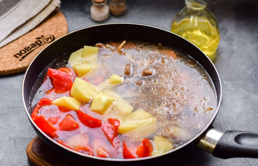 1. Этап. Шурпа с телятиной: Залейте воду, варите суп под крышкой 50 минут. Добавьте все специи.