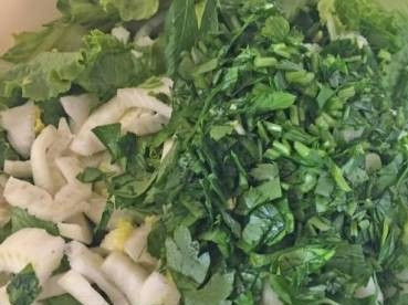 1. Этап. Салат с фенхелем: Мелко нарезаем зеленые листья петрушки.