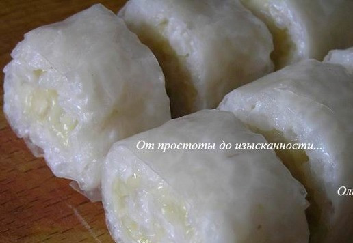 1. Этап. Десертные суши Кокос, банан и имбирь: Разрежьте каждый ролл острым ножом на 6-8 частей.