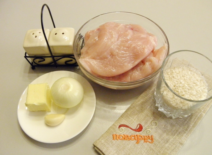 1. Этап. Ёжики из фарша с рисом: Подготовьте продукты: вымойте мясо, очистите овощи и переберите рис. Приступим.