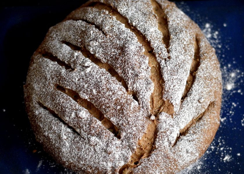 1. Этап. Шварцброт с квасом и отрубями: Затем очень острым ножом или бритвой сделайте несколько надрезов. Интереснее смотрится попытка сделать узор. Кстати, удобно делать надрезы канцелярским резаком для бумаги.