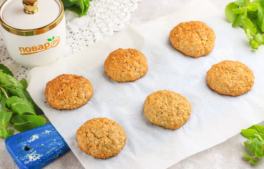 1. Этап. Мультизлаковое печенье: Разогрейте духовку до 180 градусов и испеките печенье примерно 25-30 минут до румяности.