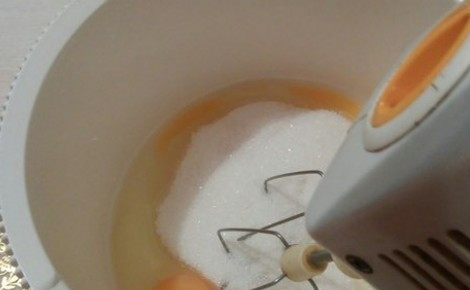 1. Этап. Шоколадно-творожный пирог в мультиварке: В другой миске взбейте миксером два яйца с оставшимся сахаром.