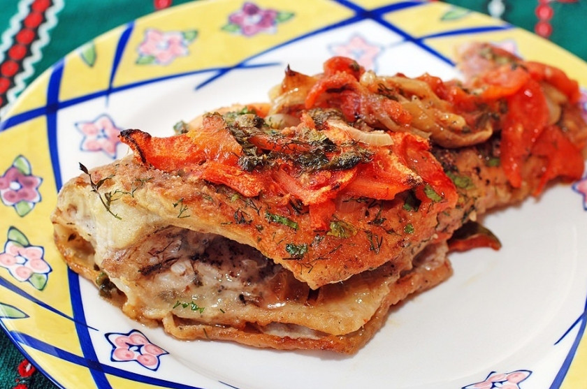 1. Этап. Запеченный окунь: Затем рыбу достаем, перекладываем на блюдо и подаем к столу. Приятного аппетита! :)