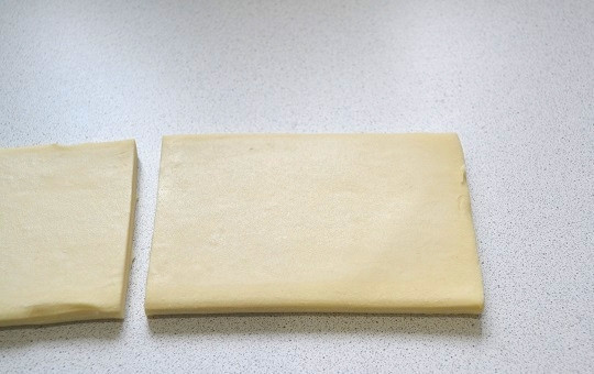 1. Этап. Гнезда из слоеного теста: 2. Каждую полоску теста разрежьте пополам.