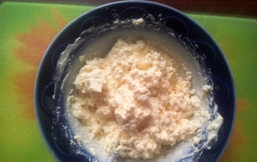 1. Этап. Рулет из лаваша с сыром, ветчиной и морковкой: Плавленый сыр смешиваем с майонезом в небольшой посуде, добавляем измельченный чеснок и все хорошо перемешиваем.