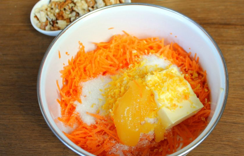 1. Этап. Морковный пирог без яиц: Добавляем мед и все перемешиваем.