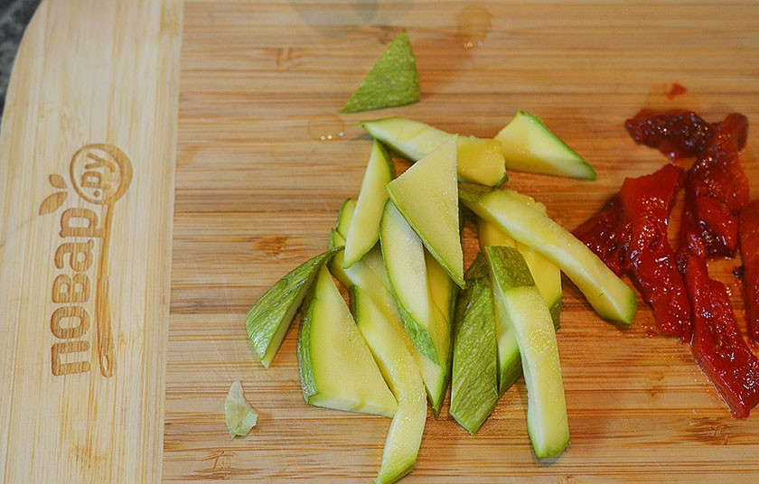 1. Этап. Овощная кесадилья с красной фасолью: 2. Цукини и перец нарежьте полосками.