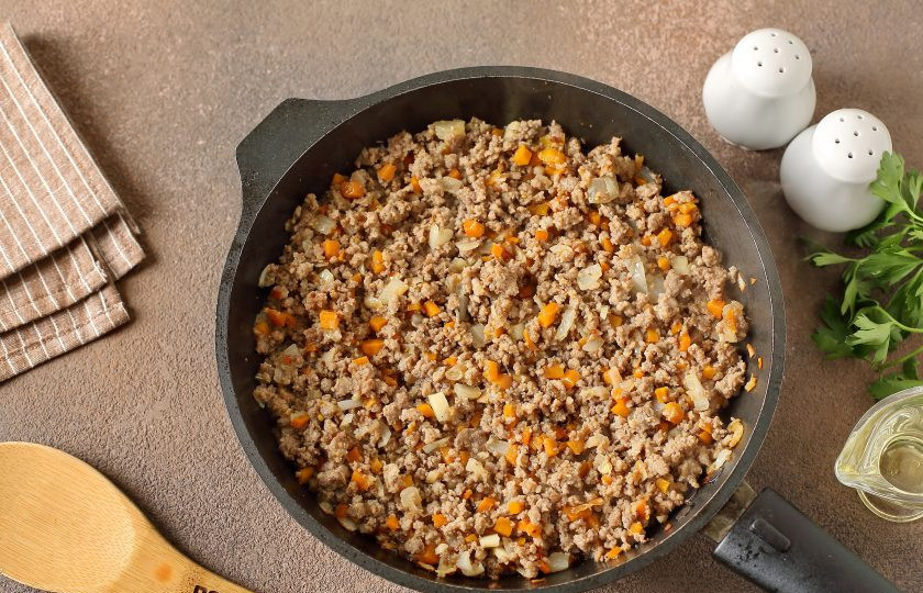 1. Этап. Богатырская каша: Обжарьте фарш, разбивая комочки лопаткой, около 10 минут (до готовности).