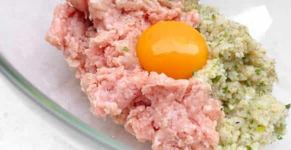 1. Этап. Тефтели в соусе Кефтедес: 3. Переложите все в глубокую мисочку, добавьте фарш и желток.