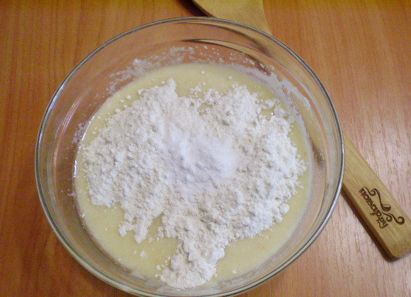 1. Этап. Манник с яблоками на кефире: Добавьте соду, муку и крахмал. Перемешайте тесто.