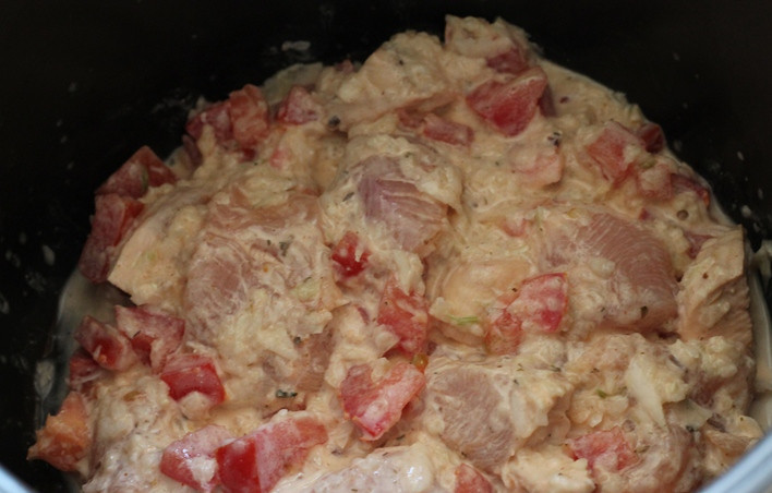 1. Этап. Курица кусочками в мультиварке: Твердый сыр, натертый мелко на терке, перемешиваем с майонезом. Заправляем блюдо получившейся смесью и отправляем готовиться, поставив режим «Тушение» на час в мультиварке.