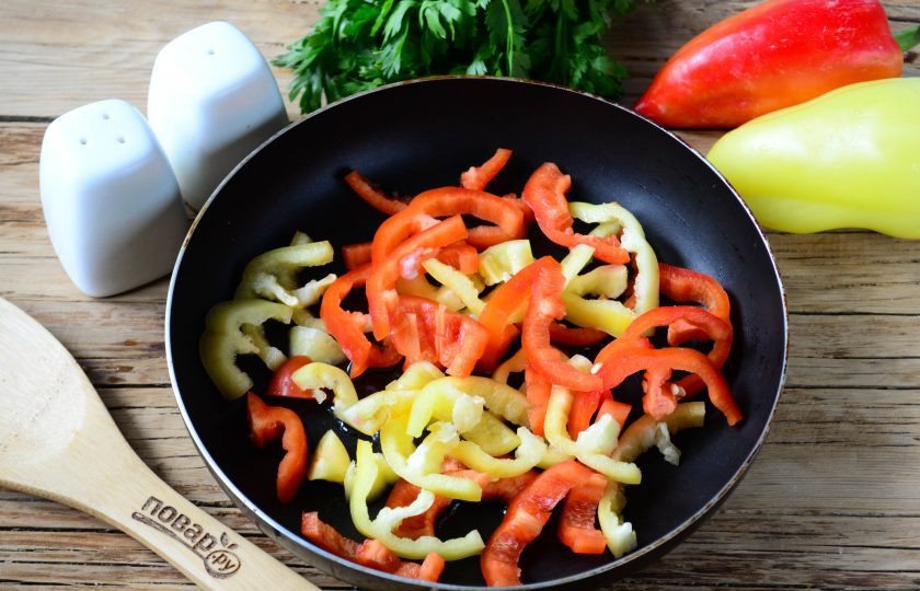 1. Этап. Мясные роллы, фаршированные овощами: В сковороде разогрейте растительное масло и отправьте в нее нарезанный соломкой сладкий перец. Готовьте на среднем огне, время от времени помешивая, 2 минуты.