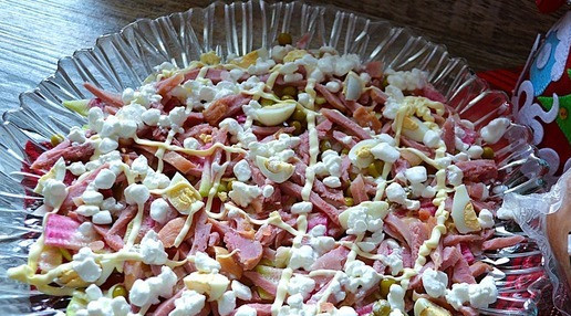 1. Этап. Салат Новогодние россыпи: Сверху добавить зернёный творог.