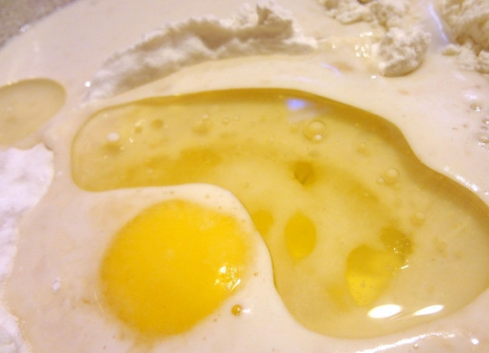 1. Этап. Пампушки: 3. Влейте дрожжевую смесь к муке и яйцам, а также влейте 50 миллилитров растительного масла.