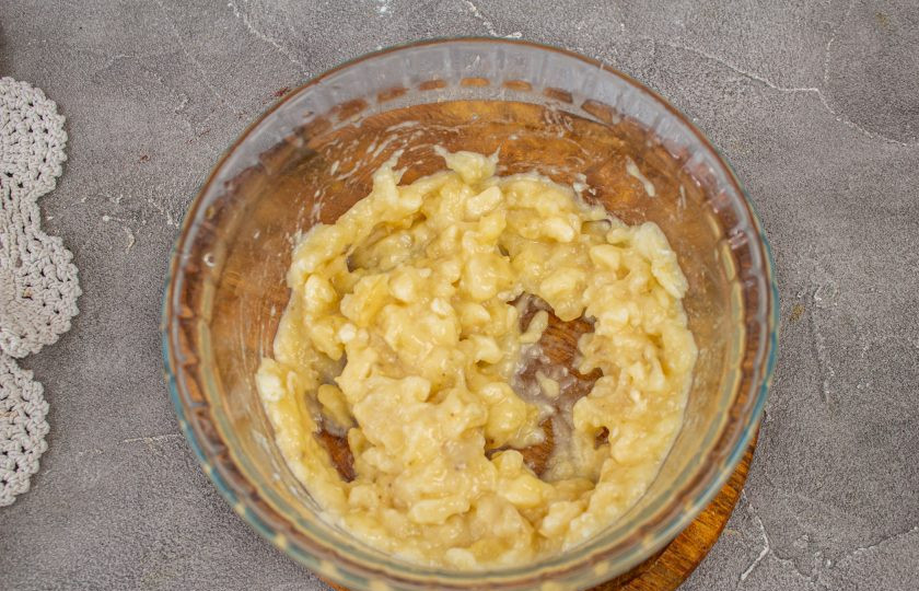 1. Этап. Банановый фадж: Банан разомните в пюре удобным для вас способом.