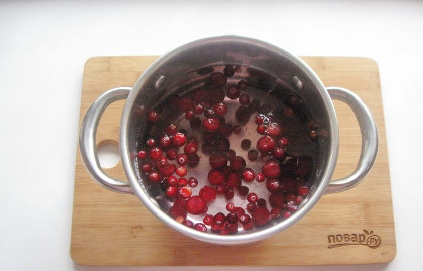 1. Этап. Кисель с пектином: Залейте ягоды свежей фильтрованной водой.