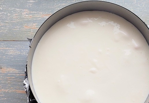 1. Этап. Чизкейк с маршмеллоу: Переложить массу в форму. Выпекать в заранее разогретой духовке при 200 градусах минут 10, потом понизить температуру до 110 и держать в духовке 1 ч. - 1 ч. 10 мин. На дно духовки поставить противень с водой. Чизкейк готов, когда центр слегка подрагивает, если подвигать форму.