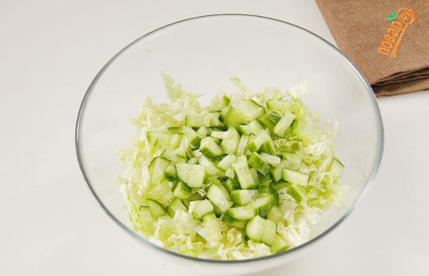 1. Этап. Новогодний салат Пятачок: Добавьте нарезанный кубиками огурец.