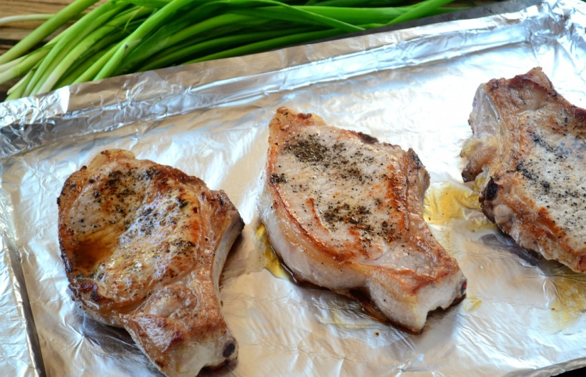 1. Этап. Отбивная из свинины на косточке: Выложите мясо на противень и отправьте в горячую духовку на 10 минут. Мясо хорошо пропечется внутри и при этом останется очень сочным.