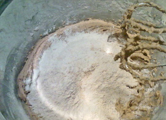 1. Этап. Имбирное печенье на Рождество: Потом сухие ингредиенты порциями вводите в основную массу. Постоянно взбивайте её.