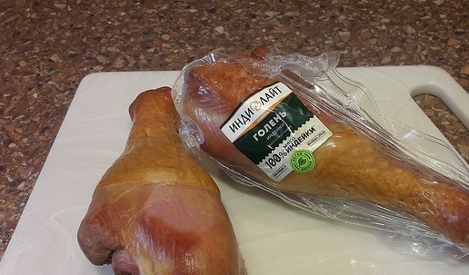 1. Этап. Новогодний салат с варено копченой индейкой: Голень освободить от упаковки