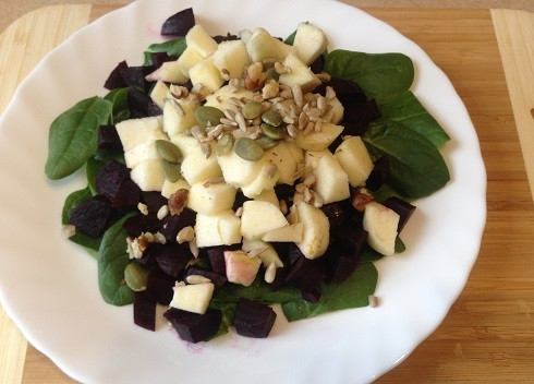 1. Этап. Салат из свеклы с яблоками и шпинатом: 4. Семечки заранее подсушите на сухой сковороде. Орехи тоже подсушите и слегка измельчите. Посыпаем салат орехами и семечками.